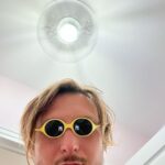 David Coscas Instagram – Voici mes citations préférées sur le regard que j’ai moi même copié-collé de divers sites internet.

”Un regard suffit.”
“Tout vrai regard est un désir.”
”C’est parfois dans un regard, dans un sourire, que sont cachés les mots qu’on n’a jamais su dire. ”
“Le regard est le médiateur des coeurs.”
“Le regard indifférent est un perpétuel adieu.”
“Tous les peureux sont bègues du regard.”
“On devient cinéaste quand on croise son propre regard avec le regard des autres.”

N’hésitez donc pas à regarder comme je vous regarde. 

Ceci n’est pas un concours. Regard Parfait