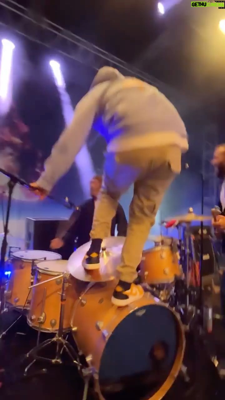David Coscas Instagram - 2800 personnes ce soir à Colomiers, cette ambiance j’oublierai jamais ces concerts c’est incroyable. Notre vie professionnelle avec les vidéos YouTube et ces lives je vais pas vous mentir je suis full gratitude MERCI. Demain LILLE grosse grosse folie en prévision ❤️🔥❤️🔥❤️🔥