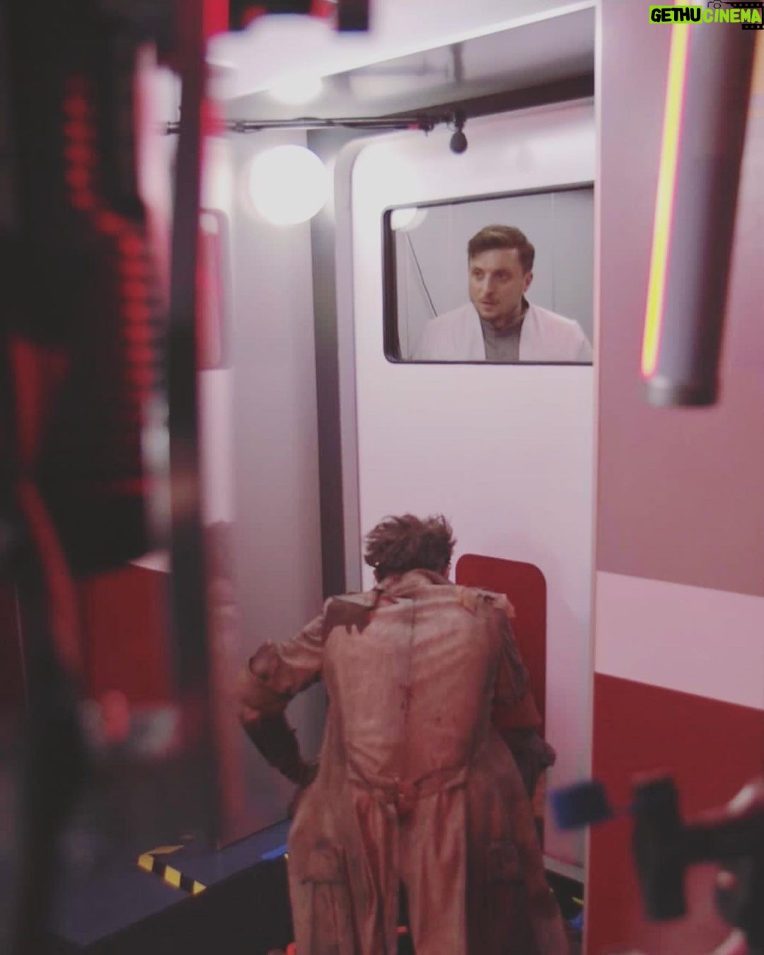 David Coscas Instagram - Notre premier vrai rôle au cinéma (plus qu’une apparition de dos) c’est dans LE VISITEUR DU FUTUR. Quelle fierté d’ouvrir le film de cette série si culte pour l’Internet français. Merci @f_descraques ♥️ C’est en salle actuellement, foncez-y Visionnaire du futur