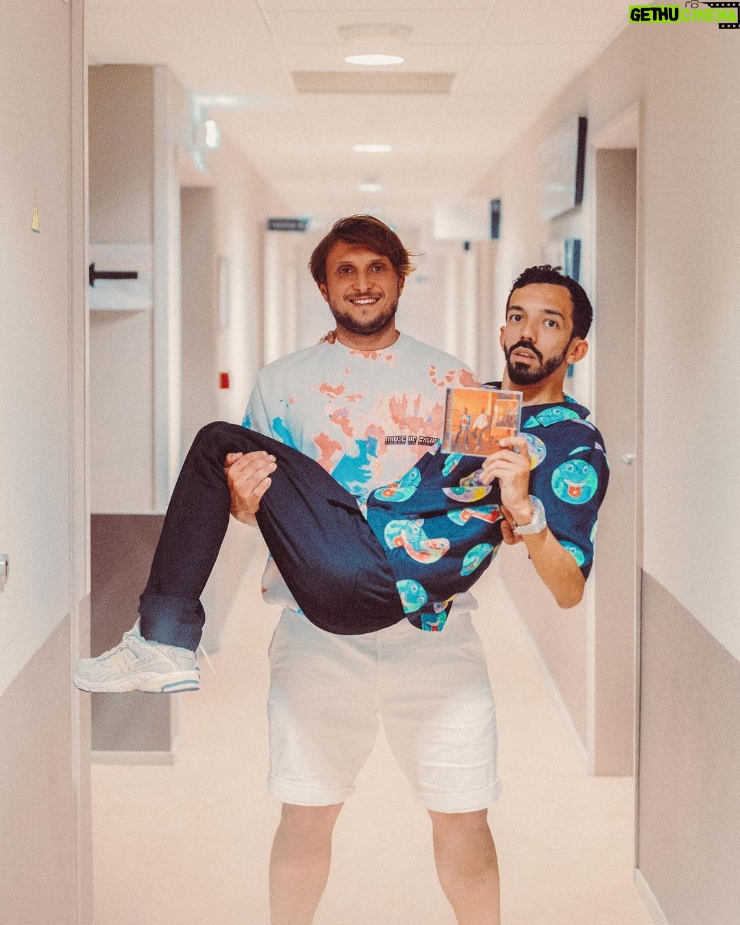 David Coscas Instagram - Bravo aux frérots @bigfloetoli Sincèrement c’est leur plus bel album ❤️ On passe par toute les émotions, et avec eux on le sait la qualité d’écriture est toujours au rdv Allez leur donner de la force 🏆 C’est quoi votre chanson préférée de l’album ? Photo de @odieuxboby un boss