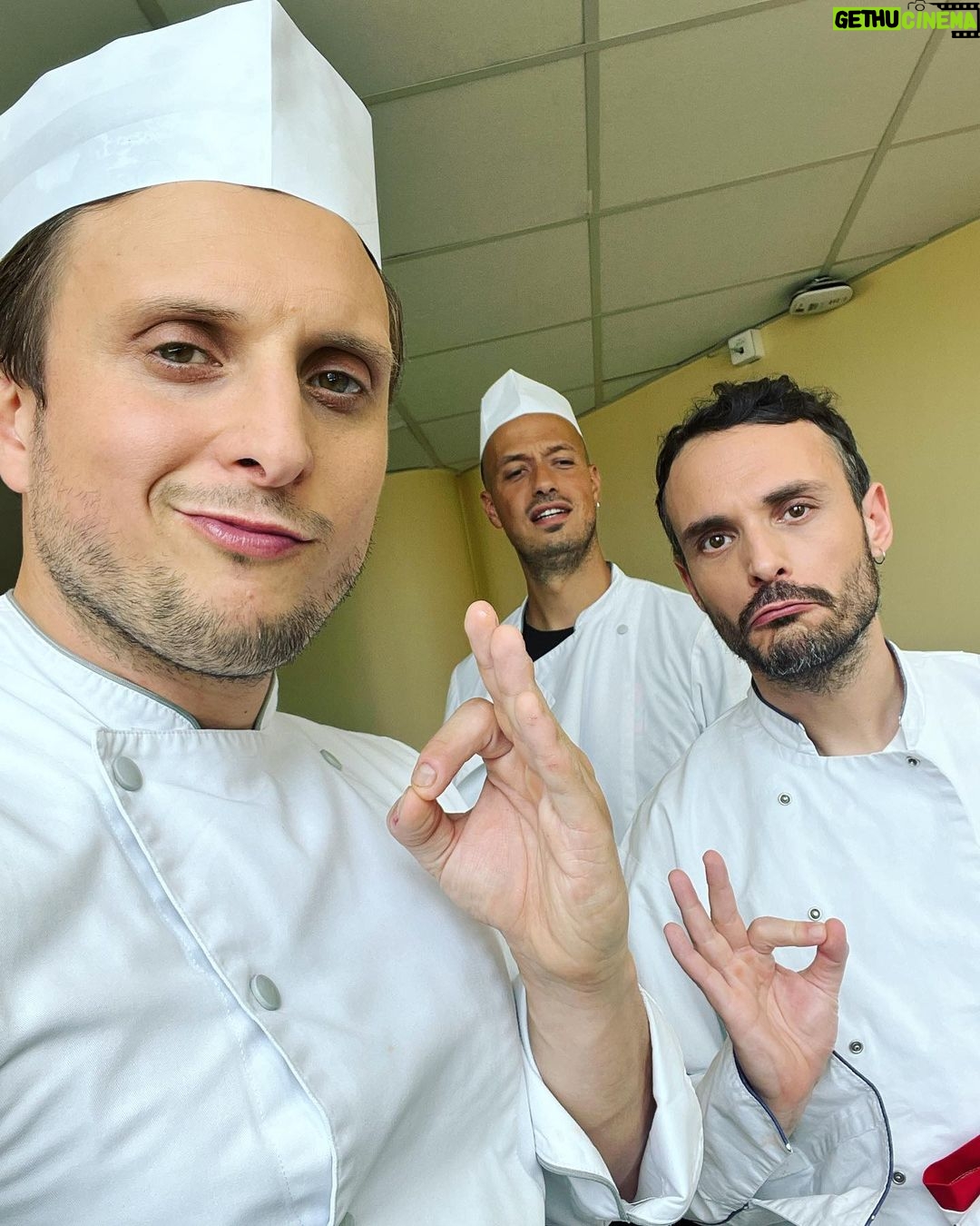 David Coscas Instagram - Cantinier Life. Dernière vidéo en ligne sur la chaîne secondaire, on a effectué notre gage de servir à la cantine dans un lycée. Un plaisir tout simplement. Team externe VS demi pensionnaire affrontez vous dans les com 😎 Lycée Jacques Monod