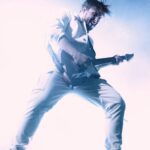 David Coscas Instagram - On pouvait pas passer à Marseille sans la faire 🤘🎸🤘 Genève 15 mai Bruxelles 16 mai Paris 17 mai On la joue aussi chez vous ? Merci de nous avoir envoyé vos vidéos Marseille ! Montage by @flolov187 @martin.bonami 🎸 @delaromance 🥁 @jc667music 🎸 En Bande Organisée