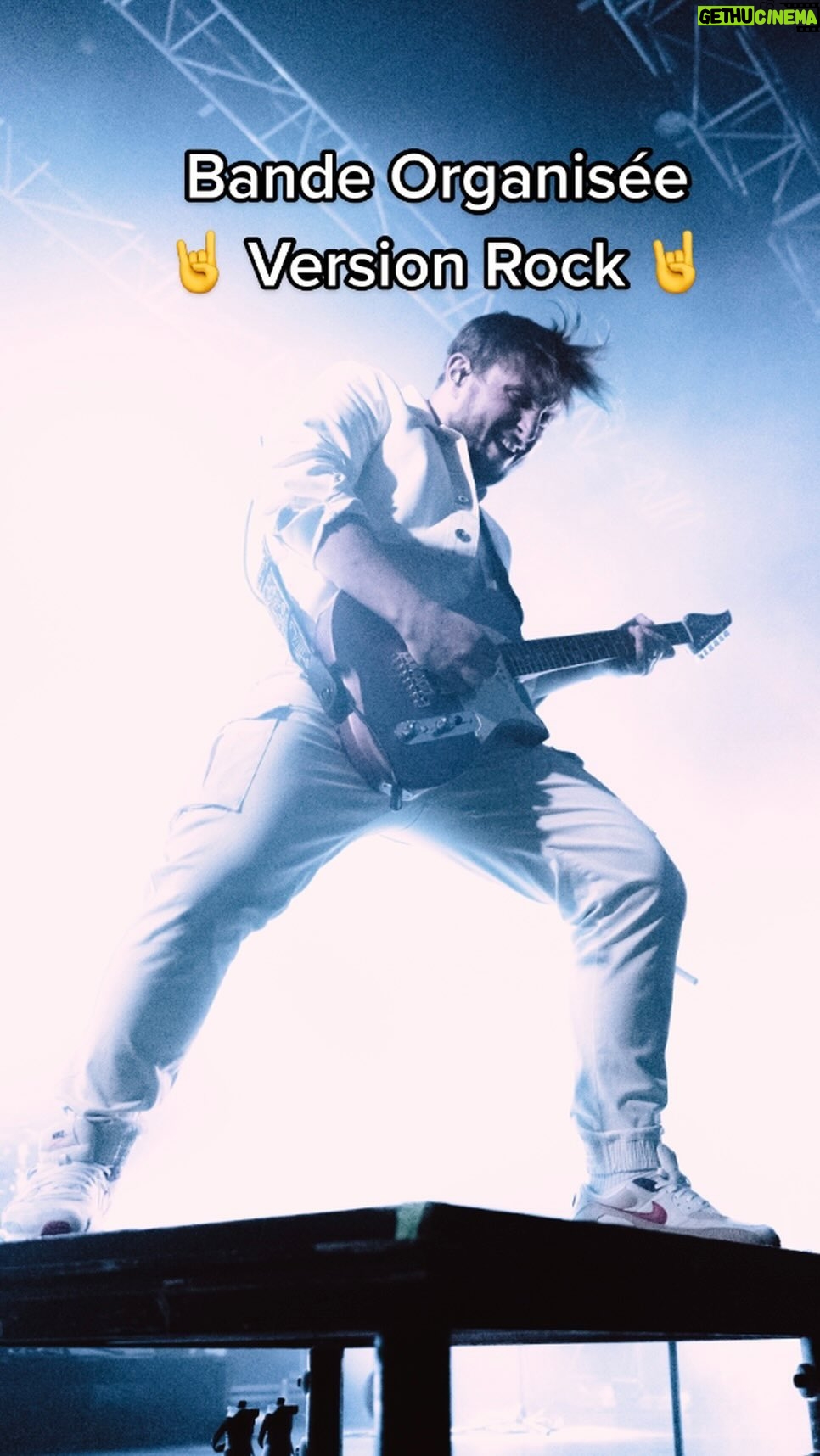 David Coscas Instagram - On pouvait pas passer à Marseille sans la faire 🤘🎸🤘 Genève 15 mai Bruxelles 16 mai Paris 17 mai On la joue aussi chez vous ? Merci de nous avoir envoyé vos vidéos Marseille ! Montage by @flolov187 @martin.bonami 🎸 @delaromance 🥁 @jc667music 🎸 En Bande Organisée