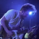 David Coscas Instagram - C’est absolument fou ce qui se passe avec cette tournée, bien au delà de tout ce qu’on imaginait. Viens vivre ça avec nous ! 🤘❤️🎸🔥