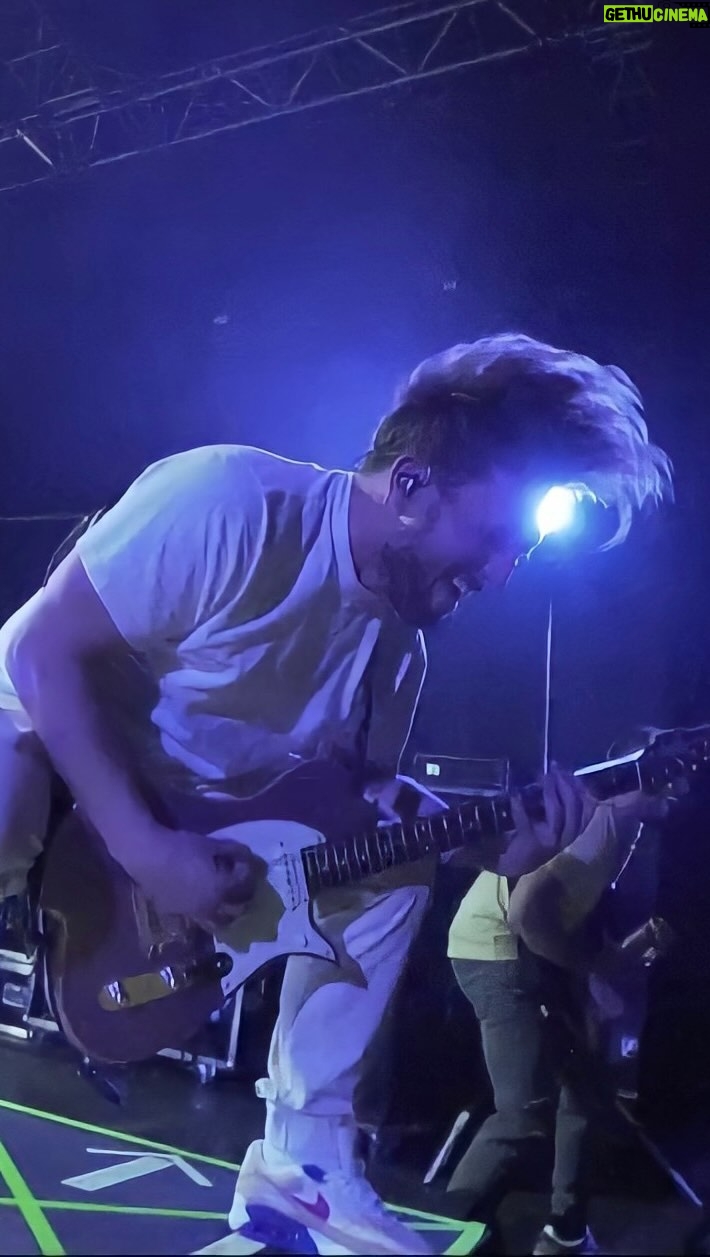 David Coscas Instagram - C’est absolument fou ce qui se passe avec cette tournée, bien au delà de tout ce qu’on imaginait. Viens vivre ça avec nous ! 🤘❤️🎸🔥