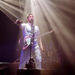 David Coscas Instagram - L’accueil que nous a réservé le Transbordeur de Lyon pour la 1ère de la tournée restera gravé dans ma mémoire. Quelle folie nom de Zeus. Hâte d’être Dimanche à Nancy, Mercredi à Clermont Ferrand et plus encore🔥 Elle est pas belle ma @vola_guitar rose ? 🎸 @martin.bonami 🥁 @delaromance 🎸 @jc667music Le Transbordeur