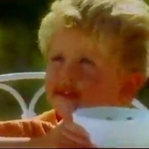 David Coscas Instagram - Je vous l’avais jamais dit mais je suis le petit garçon de la pub Ricoré de 1994. Mes parent m’inscrivaient de temps en temps à des castings et c’est la seule fois où ça a marché ahahah.
Impossible de remettre la main sur une photo de bonne qualité, mais ce petit blond de 8 ans et bien c’est votre gourmand favori (moi).