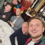 David Coscas Instagram - Dîner avec 3 légendes que sont Edouard Baer, François Damiens et Mister V ça fait quelquechose. On a parlé de tout et rien, on a énormément ri, on a un tout petit peu bu et ça donne une vidéo de 55min d’intimité folle, qui j’espère vous plaira. Installez vous à notre table. Avec quelles autres légendes on dîne ? La Closerie des Lilas