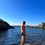 David Coscas Instagram - M’enviez vous la baignade de janvier ? Janvier vous la baignade de m’enviez ? Bangniez mou la jaignade de Vanvier ? Pointe du Gaou - Le Brusc