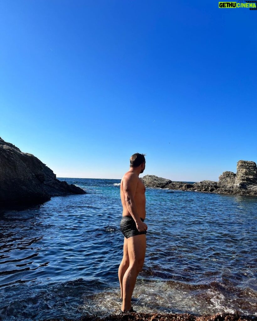 David Coscas Instagram - M’enviez vous la baignade de janvier ? Janvier vous la baignade de m’enviez ? Bangniez mou la jaignade de Vanvier ? Pointe du Gaou - Le Brusc