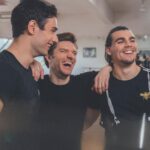 David Coscas Instagram - Après la natation synchronisée et les claquettes on s’est essayé à la danse classique avec @maxence Je tiens à remercier nos danseurs de l’opéra @axelmagliano @vigliotti_hugo & @aurelien_gay_ pour nous avoir transmis leur passion et casser les clichés à propos cette discipline incroyable qui mélange sport (condition physique + renforcement musculaire) et grâce comme aucune autre. La danse classique c’est pour tout le monde ! Vidéo sur la chaîne secondaire 🫶 📷 by @marie__flmt Opera National De Paris