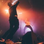 David Coscas Instagram - Ce qu’on vit pendant cette tournée est invraisemblable, vous rencontrer, vous rendre fous, c’est la meilleure chose au monde. Plus que 3 dates (Reims ce soir, Amiens et Rennes semaine pro) avant longtemps, je ne veux pas que ça s’arrête 🥺 Photo de l’évidente géniale @laurag_photo VIVRE