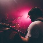 David Coscas Instagram - Ce qu’on vit pendant cette tournée est invraisemblable, vous rencontrer, vous rendre fous, c’est la meilleure chose au monde. Plus que 3 dates (Reims ce soir, Amiens et Rennes semaine pro) avant longtemps, je ne veux pas que ça s’arrête 🥺 Photo de l’évidente géniale @laurag_photo VIVRE