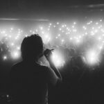 David Coscas Instagram - Ce qu’on vit pendant cette tournée est invraisemblable, vous rencontrer, vous rendre fous, c’est la meilleure chose au monde. Plus que 3 dates (Reims ce soir, Amiens et Rennes semaine pro) avant longtemps, je ne veux pas que ça s’arrête 🥺 Photo de l’évidente géniale @laurag_photo VIVRE