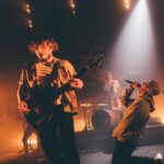 David Coscas Instagram - Ce qu’on vit pendant cette tournée est invraisemblable, vous rencontrer, vous rendre fous, c’est la meilleure chose au monde. Plus que 3 dates (Reims ce soir, Amiens et Rennes semaine pro) avant longtemps, je ne veux pas que ça s’arrête 🥺 Photo de l’évidente géniale @laurag_photo VIVRE
