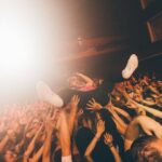 David Coscas Instagram - Ce qu’on vit pendant cette tournée est invraisemblable, vous rencontrer, vous rendre fous, c’est la meilleure chose au monde. Plus que 3 dates (Reims ce soir, Amiens et Rennes semaine pro) avant longtemps, je ne veux pas que ça s’arrête 🥺 Photo de l’évidente géniale @laurag_photo VIVRE