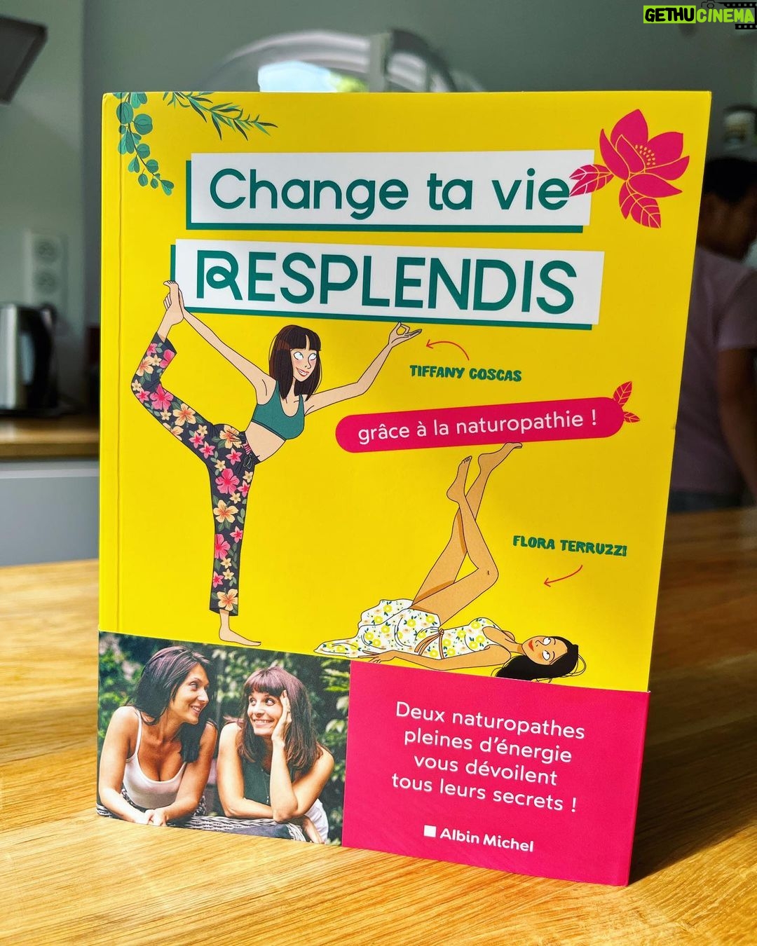David Coscas Instagram - Voila, après plus d’un an de travail, la femme de ma vie @tiffanycoscas & @flonaturo ont sorti leur livre, un ouvrage clair, truffé de clefs pour se sentir mieux dans son corps et dans son esprit, un petit bijou facile à lire et qui peut vous accompagner au quotidien pour améliorer votre bien être. Toutes ces clefs qui ont changées ma vie, ma santé, que j’applique au quotidien depuis des années et qui m’ont permis de mincir, de me sentir mieux dans mon corps et de comprendre comment il fonctionne. Oui je suis critique non objectif de livre, mais croyez il vaut le coup. Je suis heureux de pouvoir les soutenir aujourd’hui ♥️