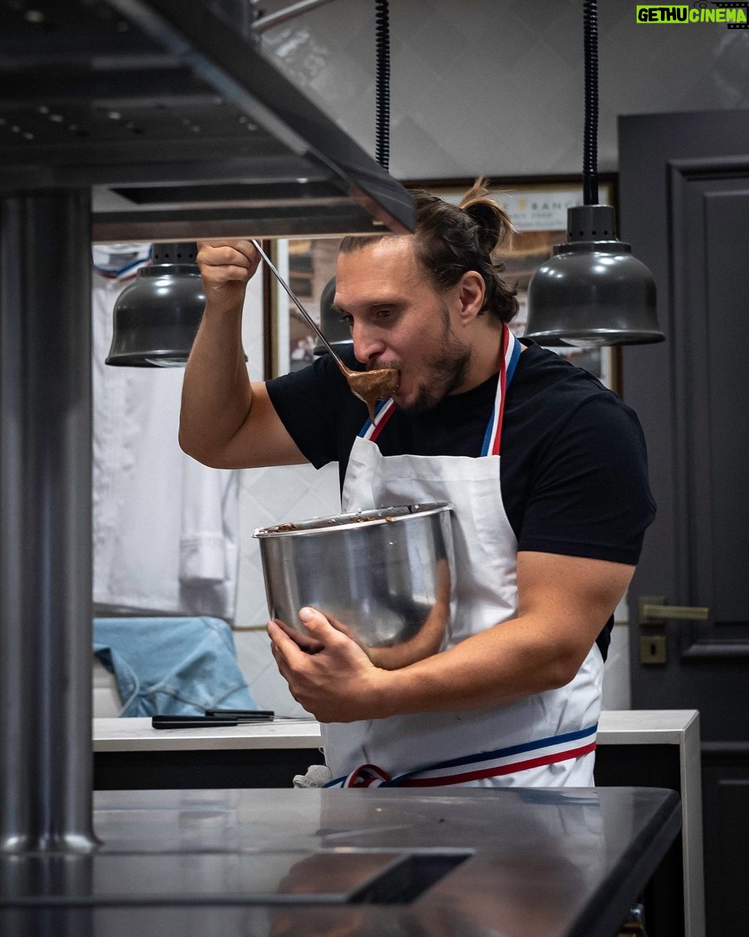 David Coscas Instagram - On est de retour sur le logiciel YouTube ! On commence en mélangeant rire et nourriture, puis-je être plus heureux ? Je ne crois pas. Retour également de @jeremnadeau sur YouTube au fait ! Et immense merci au @chef.etchebest de nous avoir accueilli à @maisonnouvelle.restaurant Photos bien jolie-belles by @etienne_rcd Bordeaux