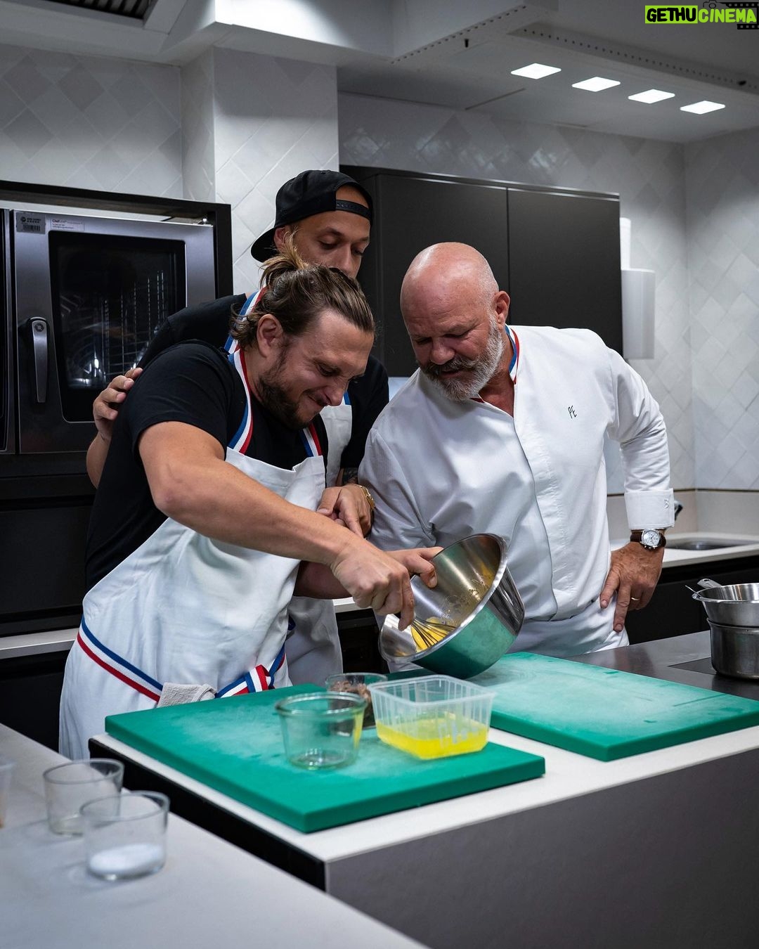 David Coscas Instagram - On est de retour sur le logiciel YouTube ! On commence en mélangeant rire et nourriture, puis-je être plus heureux ? Je ne crois pas. Retour également de @jeremnadeau sur YouTube au fait ! Et immense merci au @chef.etchebest de nous avoir accueilli à @maisonnouvelle.restaurant Photos bien jolie-belles by @etienne_rcd Bordeaux