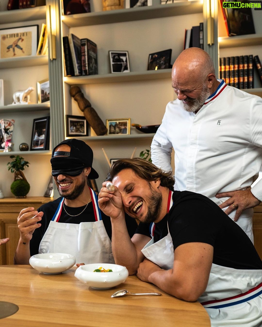 David Coscas Instagram - On est de retour sur le logiciel YouTube ! On commence en mélangeant rire et nourriture, puis-je être plus heureux ? Je ne crois pas. Retour également de @jeremnadeau sur YouTube au fait ! Et immense merci au @chef.etchebest de nous avoir accueilli à @maisonnouvelle.restaurant Photos bien jolie-belles by @etienne_rcd Bordeaux