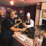 David Coscas Instagram - 🤜 CONCOURS 🤌 Concours @boulanger dans une boulangerie, tu l’as ? Normalement vous êtes en train de pleurer de rire directement face au sol grâce à ce jeu de mot. 12 produits à gagner, soit 12 gagnants/gagnantes ! (La liste est plus bas) Pour participer : - suivre @boulanger ainsi que les comptes de vos zozos préférés - Mettre en commentaire l’objet que vous désirez - Taguez un ami - Être super gentil avec ses grand-parents A gagner : - PC Hybride Samsung Galaxy Book 2 PRO360 - PC Samsung Galaxy Book 2 - Tablette Samsung Galaxy Tab S8 Wifi + Galaxy Buds2 - Aspirateur Samsung Bespoke Jet Complete - Enceinte JBL Boombox 2 Noir - Ecouteurs Jbl Live Pro+ - Moulinex Cookeo Touch Mini - Jardin d'intérieur Veritable Smart - Raclette Essentiel Multiplug - Stabilisateur DJI Osmo Mobile 5 - Machine à Expresso Barista Express Impress SES876BSS - Vidéoprojecteur Samsung The Freestyle Date de tirage au sort : ce Dimanche 18 au soir. Merci à Boulanger de nous accompagner sur le chantier solidaire de Bizeneuille, on vous tient au courant les travaux avancent bien on a hâte de vous montrer tout ça. Bonne chance à toutes et à tous 🤞 Photo by @alexipav LA Boulangerie