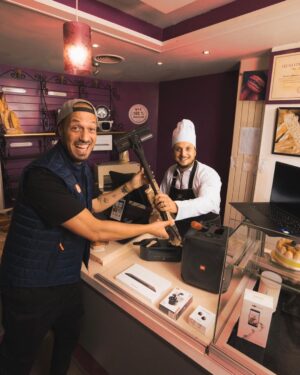 David Coscas Instagram - 🤜 CONCOURS 🤌
Concours @boulanger dans une boulangerie, tu l’as ? Normalement vous êtes en train de pleurer de rire directement face au sol grâce à ce jeu de mot. 
12 produits à gagner, soit 12 gagnants/gagnantes ! (La liste est plus bas)

Pour participer :
- suivre @boulanger ainsi que les comptes de vos zozos préférés 
- Mettre en commentaire l’objet que vous désirez 
- Taguez un ami
- Être super gentil avec ses grand-parents

A gagner :
 - PC Hybride Samsung Galaxy Book 2  PRO360
 - PC Samsung Galaxy Book 2
 - Tablette Samsung Galaxy Tab S8 Wifi + Galaxy Buds2
 - Aspirateur Samsung Bespoke Jet Complete
 - Enceinte JBL Boombox 2 Noir
 - Ecouteurs Jbl Live Pro+
 - Moulinex Cookeo Touch Mini
 - Jardin d'intérieur Veritable Smart
 - Raclette Essentiel Multiplug
 - Stabilisateur DJI Osmo Mobile 5
 - Machine à Expresso Barista Express Impress SES876BSS
 - Vidéoprojecteur Samsung The Freestyle

Date de tirage au sort : ce Dimanche 18 au soir.

Merci à Boulanger de nous accompagner sur le chantier solidaire de Bizeneuille, on vous tient au courant les travaux avancent bien on a hâte de vous montrer tout ça. 

Bonne chance à toutes et à tous 🤞

Photo by @alexipav