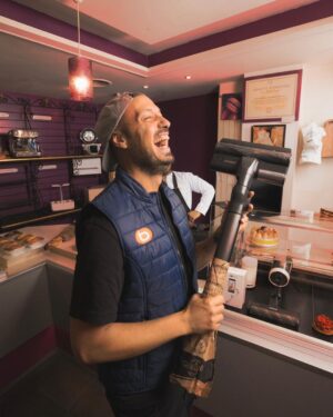 David Coscas Instagram - 🤜 CONCOURS 🤌
Concours @boulanger dans une boulangerie, tu l’as ? Normalement vous êtes en train de pleurer de rire directement face au sol grâce à ce jeu de mot. 
12 produits à gagner, soit 12 gagnants/gagnantes ! (La liste est plus bas)

Pour participer :
- suivre @boulanger ainsi que les comptes de vos zozos préférés 
- Mettre en commentaire l’objet que vous désirez 
- Taguez un ami
- Être super gentil avec ses grand-parents

A gagner :
 - PC Hybride Samsung Galaxy Book 2  PRO360
 - PC Samsung Galaxy Book 2
 - Tablette Samsung Galaxy Tab S8 Wifi + Galaxy Buds2
 - Aspirateur Samsung Bespoke Jet Complete
 - Enceinte JBL Boombox 2 Noir
 - Ecouteurs Jbl Live Pro+
 - Moulinex Cookeo Touch Mini
 - Jardin d'intérieur Veritable Smart
 - Raclette Essentiel Multiplug
 - Stabilisateur DJI Osmo Mobile 5
 - Machine à Expresso Barista Express Impress SES876BSS
 - Vidéoprojecteur Samsung The Freestyle

Date de tirage au sort : ce Dimanche 18 au soir.

Merci à Boulanger de nous accompagner sur le chantier solidaire de Bizeneuille, on vous tient au courant les travaux avancent bien on a hâte de vous montrer tout ça. 

Bonne chance à toutes et à tous 🤞

Photo by @alexipav