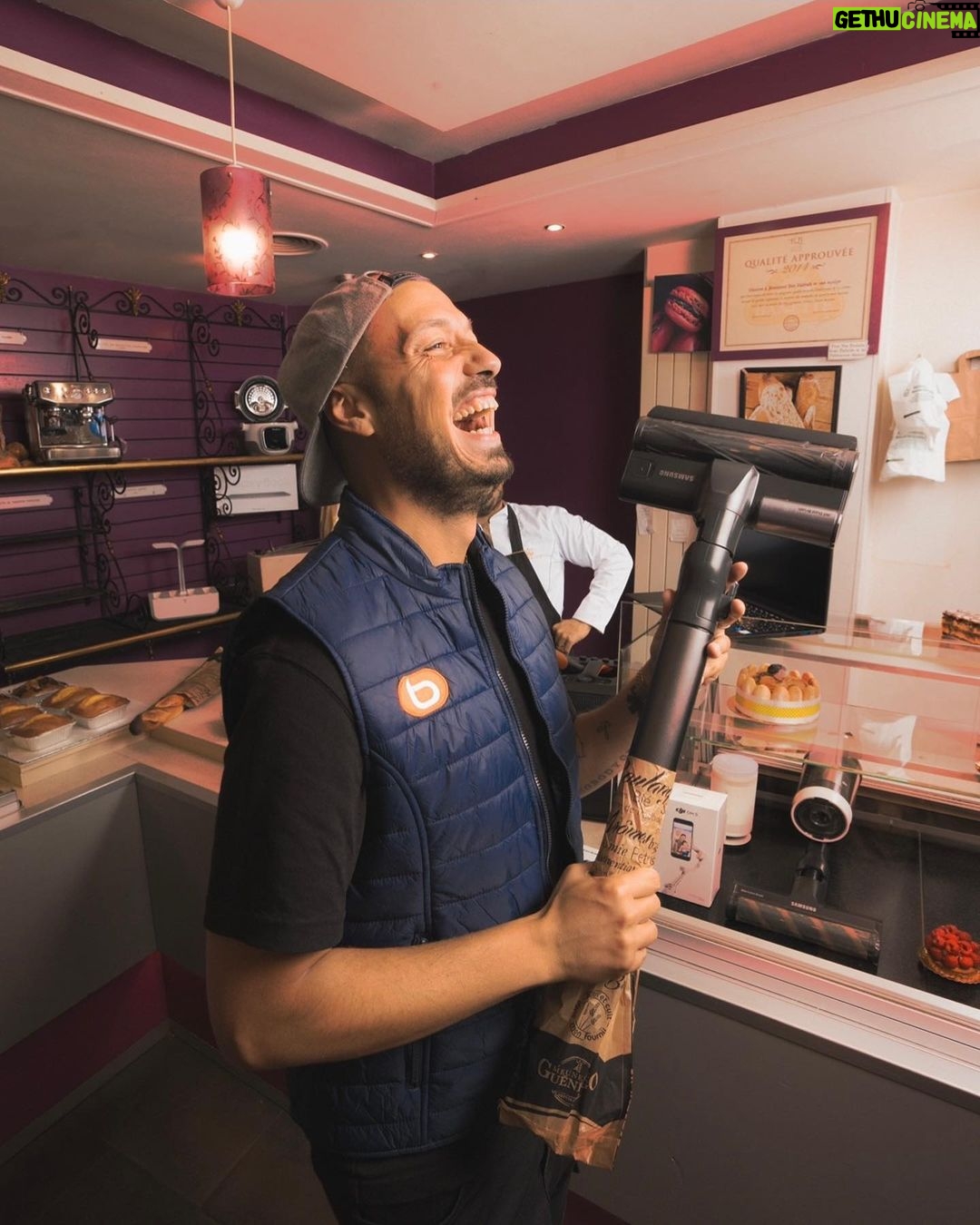 David Coscas - 262.1K Likes - 🤜 CONCOURS 🤌
Concours @boulanger dans une boulangerie, tu l’as ? Normalement vous êtes en train de pleurer de rire directement face au sol grâce à ce jeu de mot.
12 produits à gagner, soit 12 gagnants/gagnantes ! (La liste est plus bas)
Pour participer :
- suivre @boulanger ainsi que les comptes de vos zozos préférés
- Mettre en commentaire l’objet que vous désirez
- Taguez un ami
- Être super gentil avec ses grand-parents
A gagner :
- PC Hybride Samsung Galaxy Book 2 PRO360
- PC Samsung Galaxy Book 2
- Tablette Samsung Galaxy Tab S8 Wifi + Galaxy Buds2
- Aspirateur Samsung Bespoke Jet Complete
- Enceinte JBL Boombox 2 Noir
- Ecouteurs Jbl Live Pro+
- Moulinex Cookeo Touch Mini
- Jardin d'intérieur Veritable Smart
- Raclette Essentiel Multiplug
- Stabilisateur DJI Osmo Mobile 5
- Machine à Expresso Barista Express Impress SES876BSS
- Vidéoprojecteur Samsung The Freestyle
Date de tirage au sort : ce Dimanche 18 au soir.
Merci à Boulanger de nous accompagner sur le chantier solidaire de Bizeneuille, on vous tient au courant les travaux avancent bien on a hâte de vous montrer tout ça.
Bonne chance à toutes et à tous 🤞
Photo by @alexipav