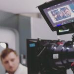 David Coscas Instagram - Notre premier vrai rôle au cinéma (plus qu’une apparition de dos) c’est dans LE VISITEUR DU FUTUR. Quelle fierté d’ouvrir le film de cette série si culte pour l’Internet français. Merci @f_descraques ♥️ C’est en salle actuellement, foncez-y Visionnaire du futur