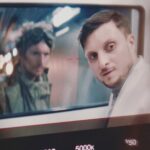 David Coscas Instagram - Notre premier vrai rôle au cinéma (plus qu’une apparition de dos) c’est dans LE VISITEUR DU FUTUR. Quelle fierté d’ouvrir le film de cette série si culte pour l’Internet français. Merci @f_descraques ♥️ C’est en salle actuellement, foncez-y Visionnaire du futur
