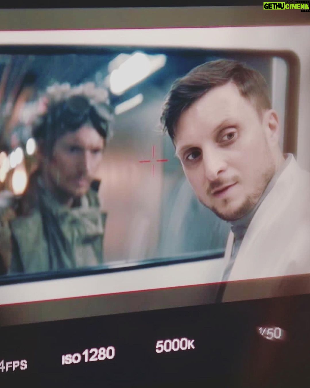 David Coscas Instagram - Notre premier vrai rôle au cinéma (plus qu’une apparition de dos) c’est dans LE VISITEUR DU FUTUR. Quelle fierté d’ouvrir le film de cette série si culte pour l’Internet français. Merci @f_descraques ♥️ C’est en salle actuellement, foncez-y Visionnaire du futur