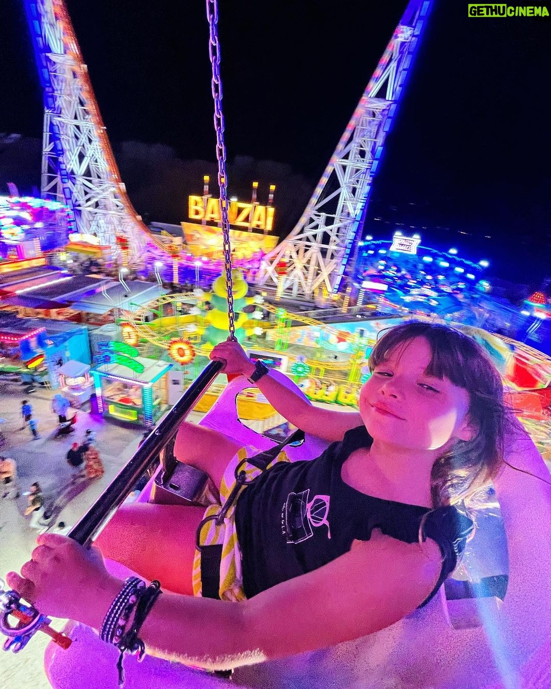 David Coscas Instagram - Terminé les vacs avec mes amours maintenant on retourne au charbon. Classez vos photos préférées de la plus adjacente à la moins calcaire et likez pour remporter un pixel mort. @tiffanycoscas Toulon, Provence-Alpes-Côte D'azur, France