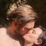 David Coscas Instagram - Terminé les vacs avec mes amours maintenant on retourne au charbon. Classez vos photos préférées de la plus adjacente à la moins calcaire et likez pour remporter un pixel mort. @tiffanycoscas Toulon, Provence-Alpes-Côte D'azur, France