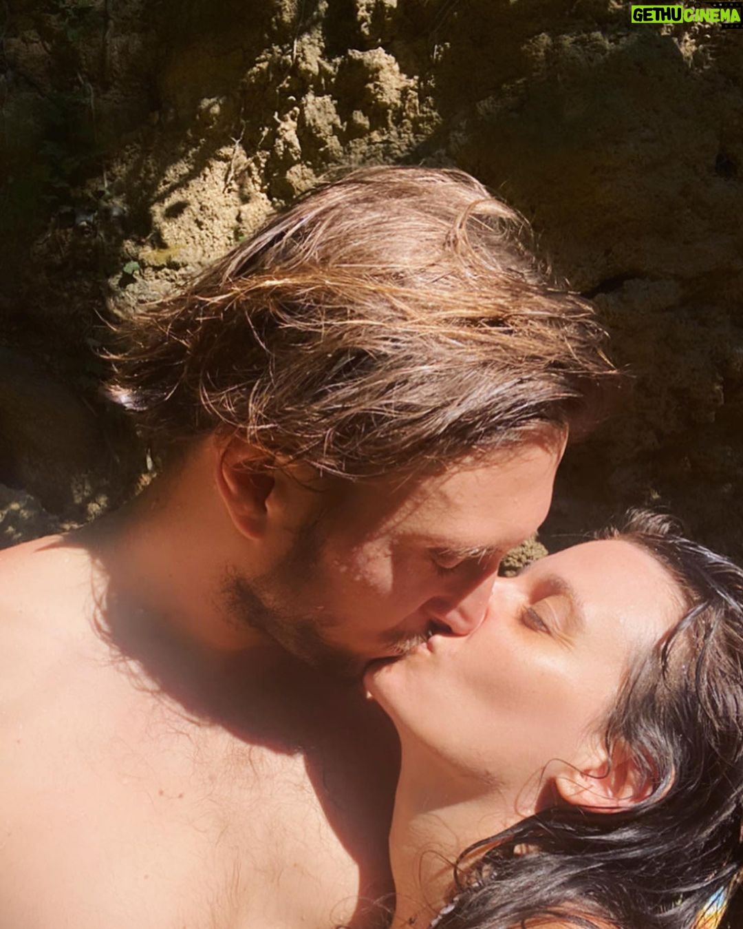David Coscas Instagram - Terminé les vacs avec mes amours maintenant on retourne au charbon. Classez vos photos préférées de la plus adjacente à la moins calcaire et likez pour remporter un pixel mort. @tiffanycoscas Toulon, Provence-Alpes-Côte D'azur, France