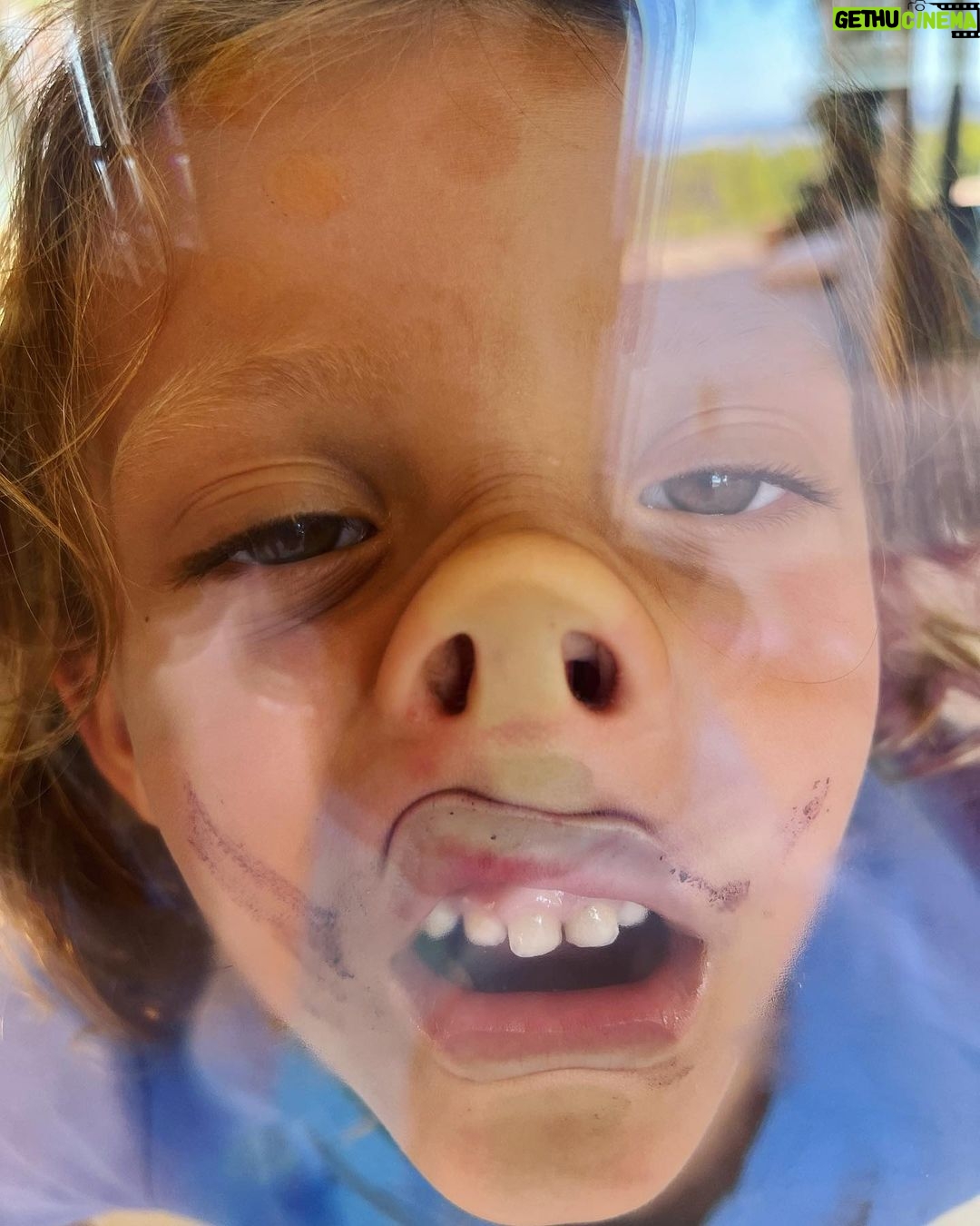 David Coscas Instagram - Terminé les vacs avec mes amours maintenant on retourne au charbon. Classez vos photos préférées de la plus adjacente à la moins calcaire et likez pour remporter un pixel mort. @tiffanycoscas Toulon, Provence-Alpes-Côte D'azur, France