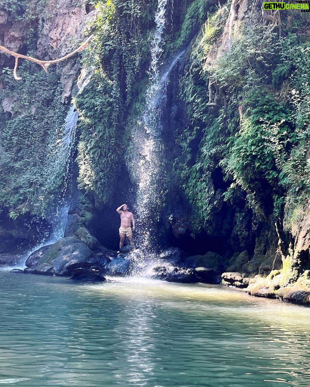 David Coscas Instagram - Terminé les vacs avec mes amours maintenant on retourne au charbon. Classez vos photos préférées de la plus adjacente à la moins calcaire et likez pour remporter un pixel mort. @tiffanycoscas Toulon, Provence-Alpes-Côte D'azur, France