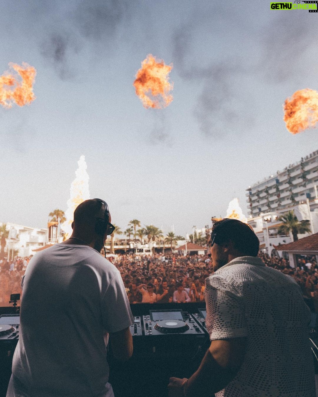 David Coscas Instagram - Ça y est, toute l’aventure Ibiza est sur YouTube. On était pas prêt. A-t-on dead ça chacal ? Ushuaïa Ibiza
