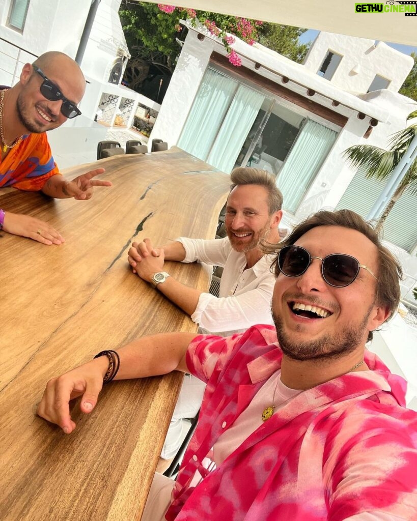 David Coscas Instagram - Ça y est, toute l’aventure Ibiza est sur YouTube. On était pas prêt. A-t-on dead ça chacal ? Ushuaïa Ibiza