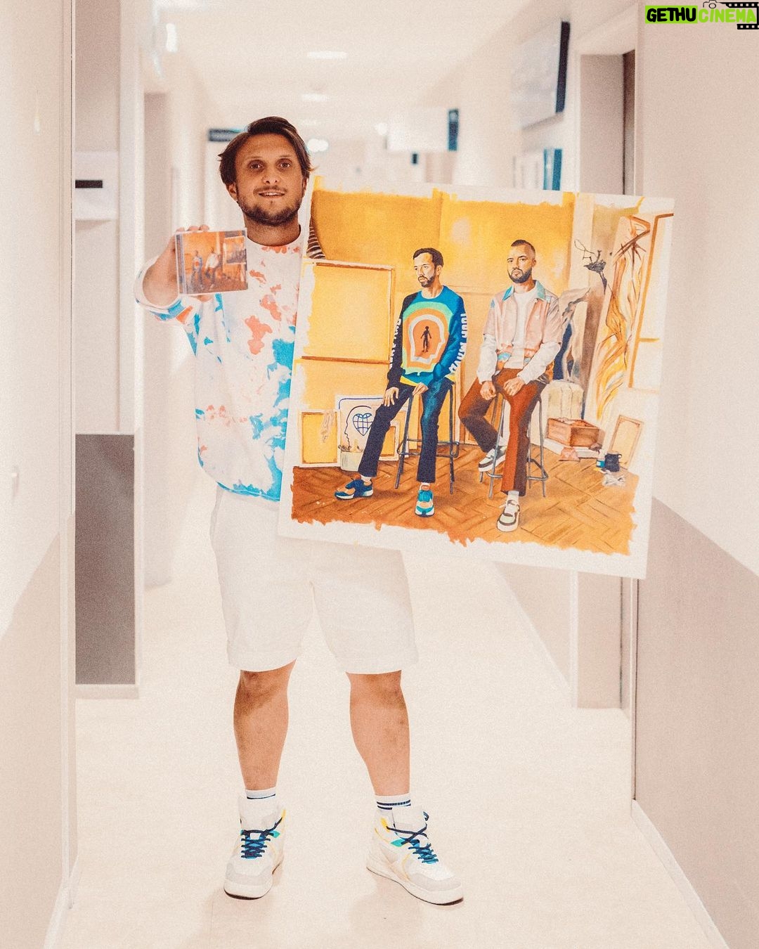 David Coscas Instagram - Bravo aux frérots @bigfloetoli Sincèrement c’est leur plus bel album ❤️ On passe par toute les émotions, et avec eux on le sait la qualité d’écriture est toujours au rdv Allez leur donner de la force 🏆 C’est quoi votre chanson préférée de l’album ? Photo de @odieuxboby un boss