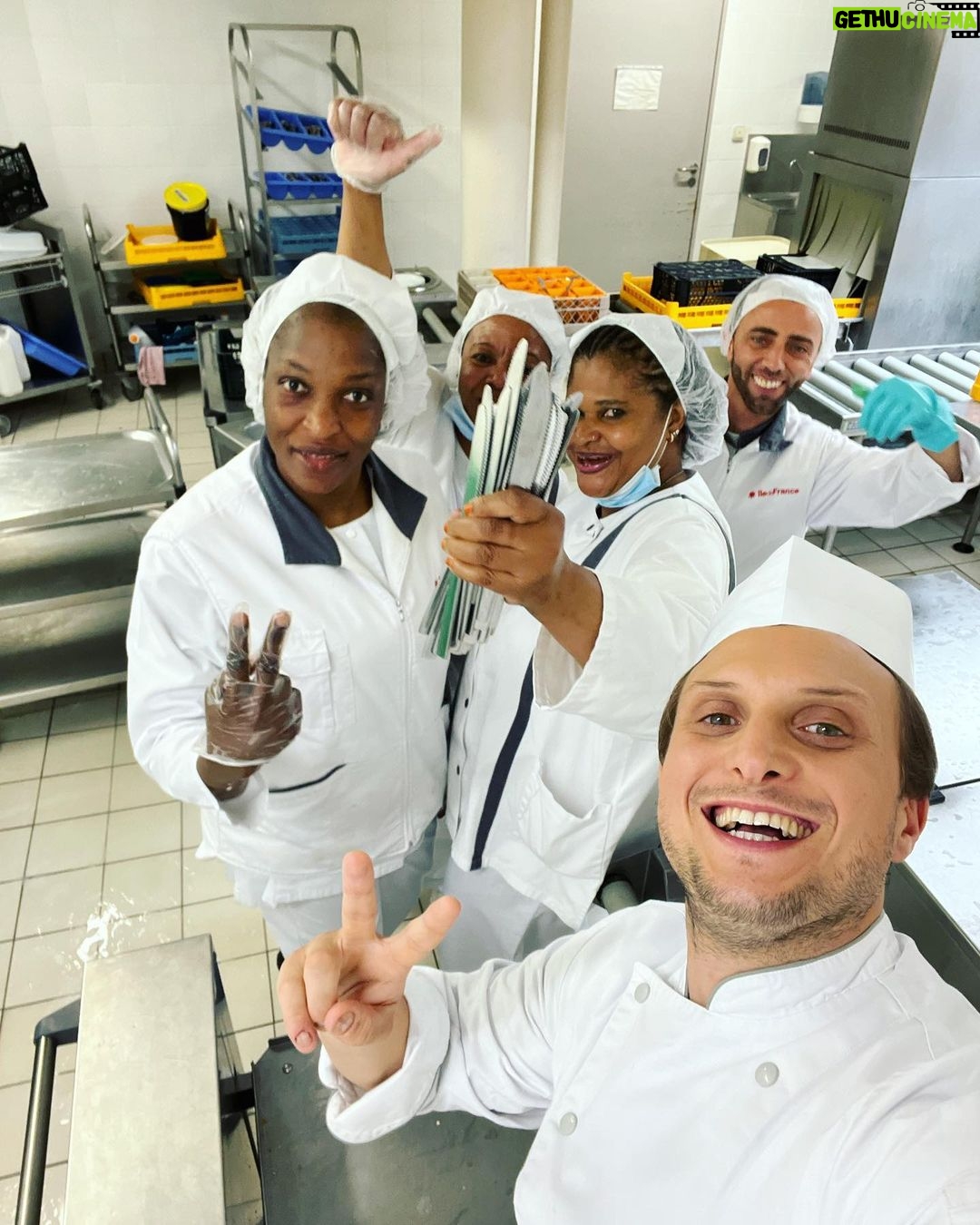 David Coscas Instagram - Cantinier Life. Dernière vidéo en ligne sur la chaîne secondaire, on a effectué notre gage de servir à la cantine dans un lycée. Un plaisir tout simplement. Team externe VS demi pensionnaire affrontez vous dans les com 😎 Lycée Jacques Monod
