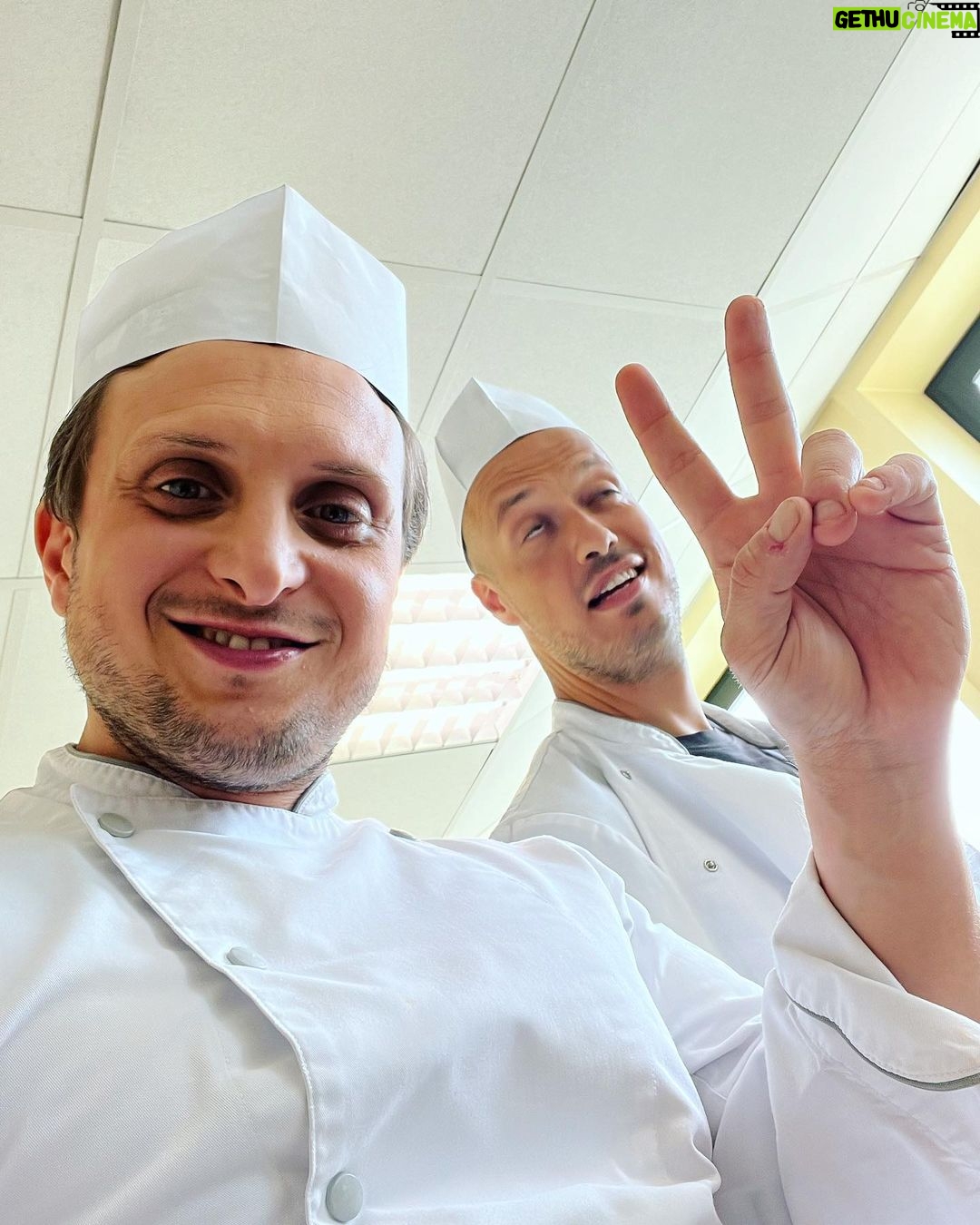 David Coscas Instagram - Cantinier Life. Dernière vidéo en ligne sur la chaîne secondaire, on a effectué notre gage de servir à la cantine dans un lycée. Un plaisir tout simplement. Team externe VS demi pensionnaire affrontez vous dans les com 😎 Lycée Jacques Monod