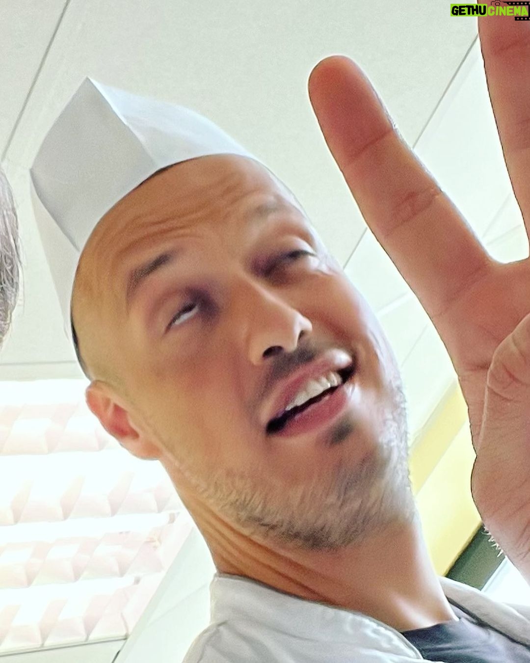 David Coscas Instagram - Cantinier Life. Dernière vidéo en ligne sur la chaîne secondaire, on a effectué notre gage de servir à la cantine dans un lycée. Un plaisir tout simplement. Team externe VS demi pensionnaire affrontez vous dans les com 😎 Lycée Jacques Monod