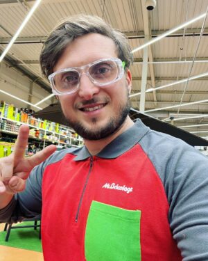 David Coscas Instagram - Ça y est les travaux de Bizeneuille ont commencé. L’aventure continue et ça va aller loin. Go voir toute cette folle aventure sur la chaîne principale. 
Et bien entendu je désire une pluie d’emoji Bizeneuille : 💋n’👁