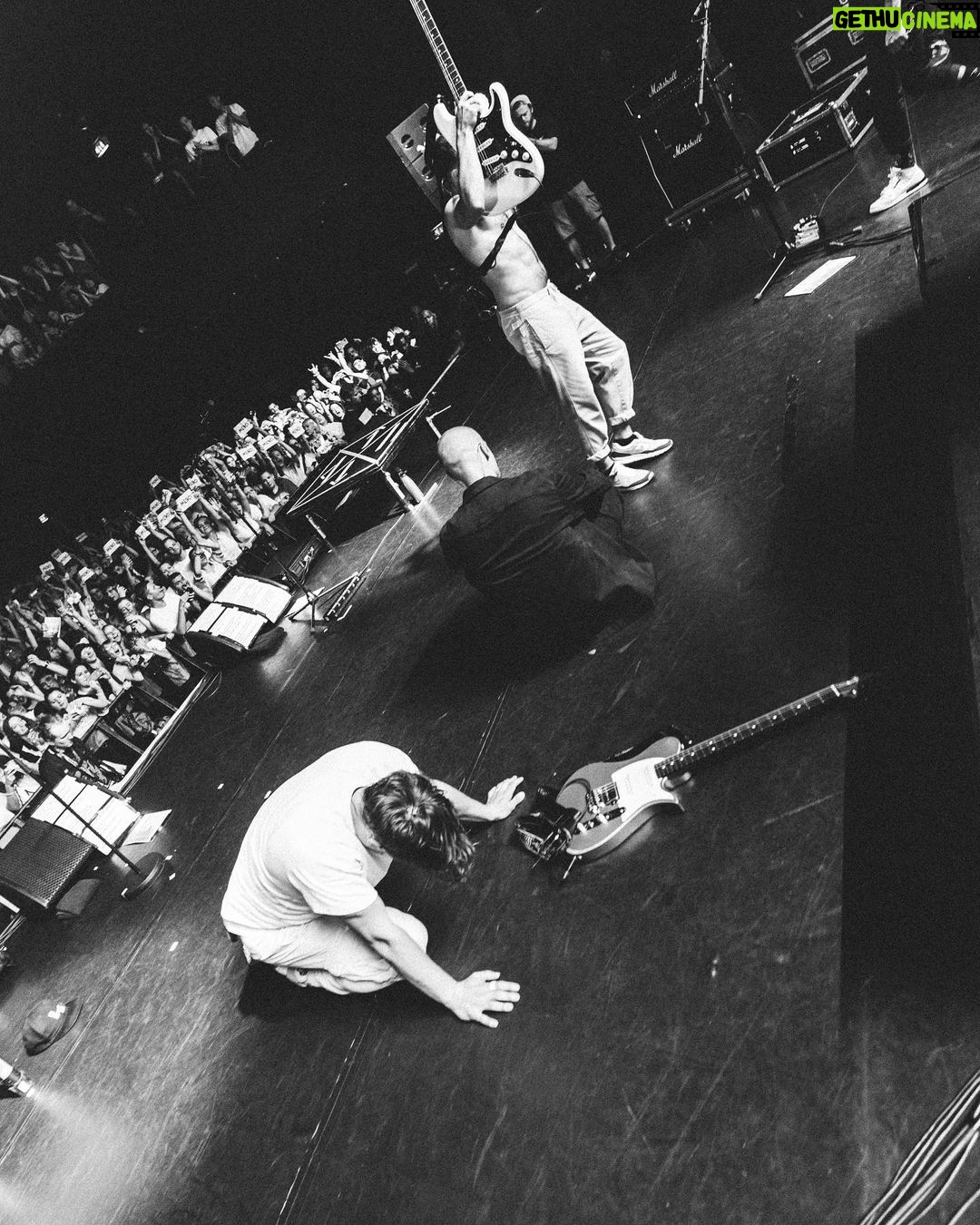 David Coscas Instagram - Quand on a lancé cette tournée on avait aucune idée de où ça nous mènerait, qui allait venir ? Qu’est ce qu’on allait faire ? Comment monter un spectacle qui nous ressemble ? Alors on a taffé fort, entre pote, avec l’aide de @julien.mairesse , et on a monté un show rock, comme les premiers concerts qu’on allait voir à l’époque, pogos, slam, sueur, cris et joie exaltante à faire trembler le sol. Quelques mois plus tard, on se retrouve sur la scène de l’Olympia, après 12 dates d’une intensité rare, avec un public au rendez vous et prêt à tout donner et recevoir. Je vous le dis, on arrêtera pas là, on va réveiller ce rock fr qui n’attend que ça. Cette nouvelle aventure ne fait que commencer. A très bientôt pour les nouvelles dates. MERCI 🎸 @martin.bonami 🥁 @delaromance 🎸 @jc667music Énorme big up à toutes les équipes @pe.premon @drill_sgs @feustlight @gap42music @laurag_photo @elyonosthman @roro_levrai @haks_31 @camille.blnd Julien Parent Thomas Crèvecoeur Rogerio Da Silva Team prod : @bleucitronproductions @capussamuel @vincent_cron @jalam_88 @philippe_sitbon @bigfloetoli @paulineneghza Nicolas Raymond Guests: @pvnovamusic @leopoldlemarchand @lou Partenaires tournée : @nrjhitmusiconly @tf1 Album : @leos.prod @bmgfrance @sylv1gazaignes