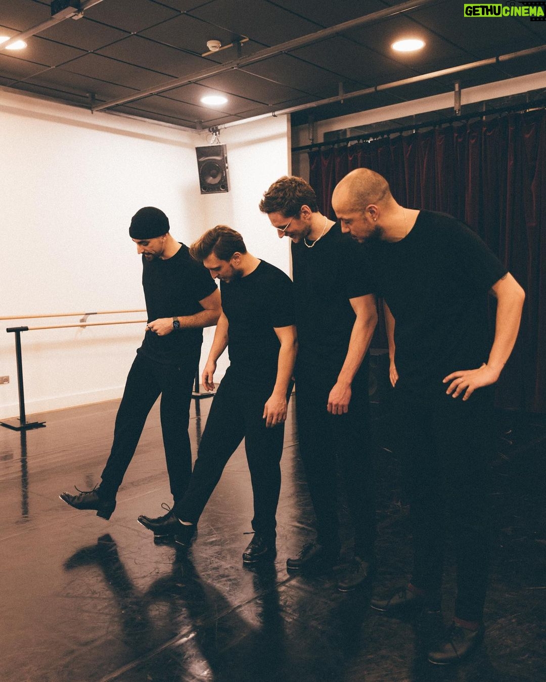 David Coscas Instagram - Avec mes hommes on a essayé les claquettes 🩴 Allez voir la nouvelle vidéo chaîne secondaire pour savourer cette aventure. C’est quoi les prochaines disciplines qu’on essaye avec @leopoldlemarchand & @djilsi ? 📸 by @laurag_photo Théâtre du Châtelet