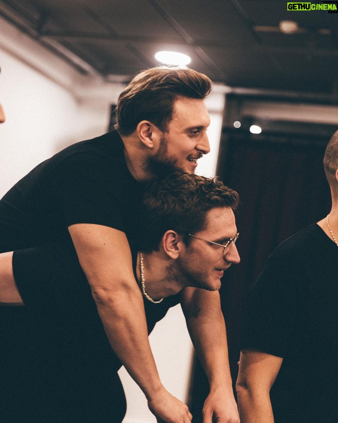David Coscas Instagram - Avec mes hommes on a essayé les claquettes 🩴 Allez voir la nouvelle vidéo chaîne secondaire pour savourer cette aventure. C’est quoi les prochaines disciplines qu’on essaye avec @leopoldlemarchand & @djilsi ? 📸 by @laurag_photo Théâtre du Châtelet