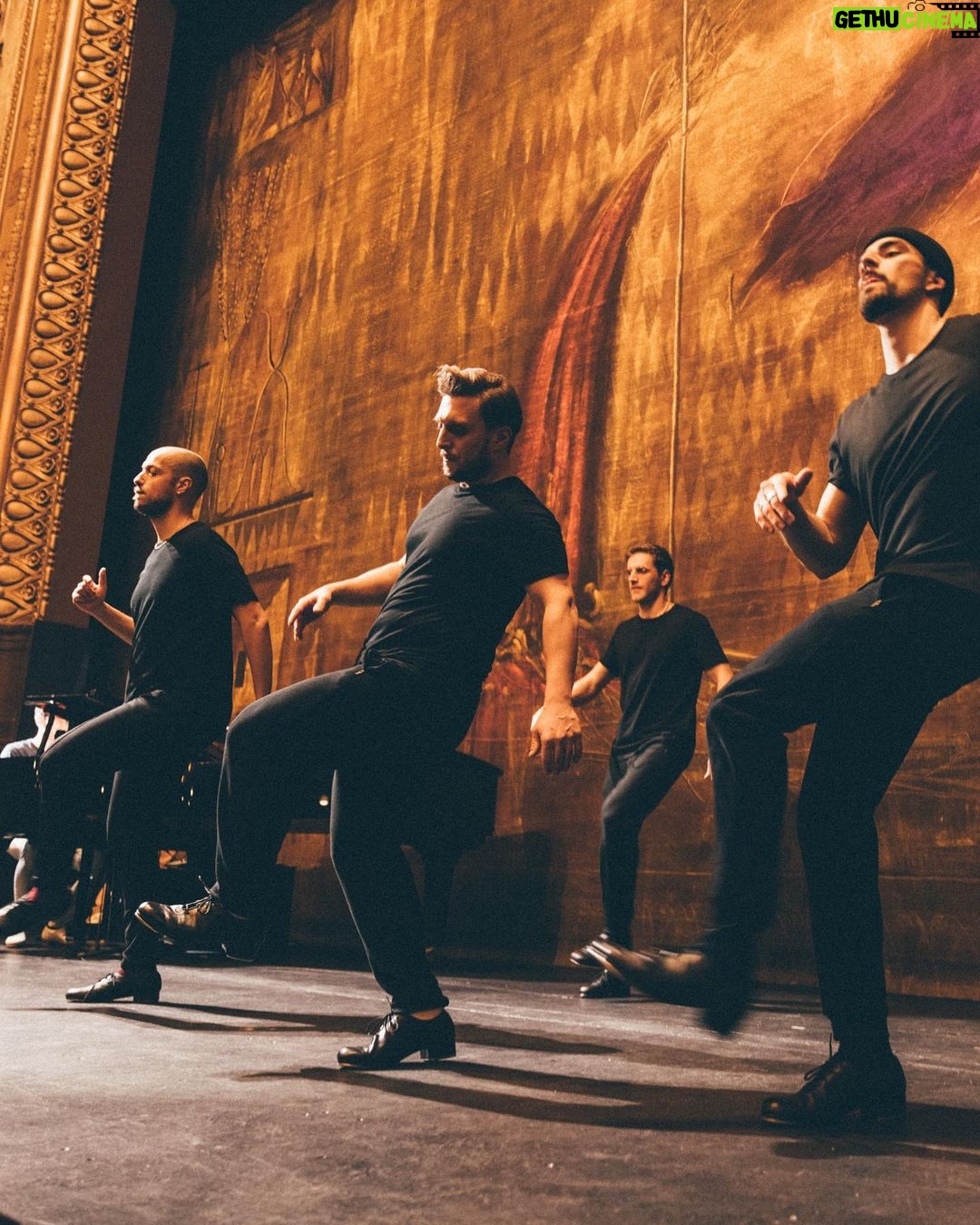 David Coscas Instagram - Avec mes hommes on a essayé les claquettes 🩴 Allez voir la nouvelle vidéo chaîne secondaire pour savourer cette aventure. C’est quoi les prochaines disciplines qu’on essaye avec @leopoldlemarchand & @djilsi ? 📸 by @laurag_photo Théâtre du Châtelet