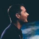 David Coscas Instagram - Oui. Nouveau concours d’anecdote avec la légende @thom_astro 🌍 Encore une fois, cette chaîne YouTube nous permet des choses impensables, je vous remercie pour tout (et c’est loin d’être terminé). Quelle est votre anecdote pref ? Atelier des Lumières
