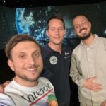 David Coscas Instagram - Oui. Nouveau concours d’anecdote avec la légende @thom_astro 🌍 Encore une fois, cette chaîne YouTube nous permet des choses impensables, je vous remercie pour tout (et c’est loin d’être terminé). Quelle est votre anecdote pref ? Atelier des Lumières