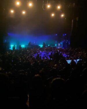 David Coscas Instagram - L’accueil que nous a réservé le Transbordeur de Lyon pour la 1ère de la tournée restera gravé dans ma mémoire. 
Quelle folie nom de Zeus. 
Hâte d’être Dimanche à Nancy, Mercredi à Clermont Ferrand et plus encore🔥

Elle est pas belle ma @vola_guitar rose ?

🎸 @martin.bonami 
🥁 @delaromance 
🎸 @jc667music